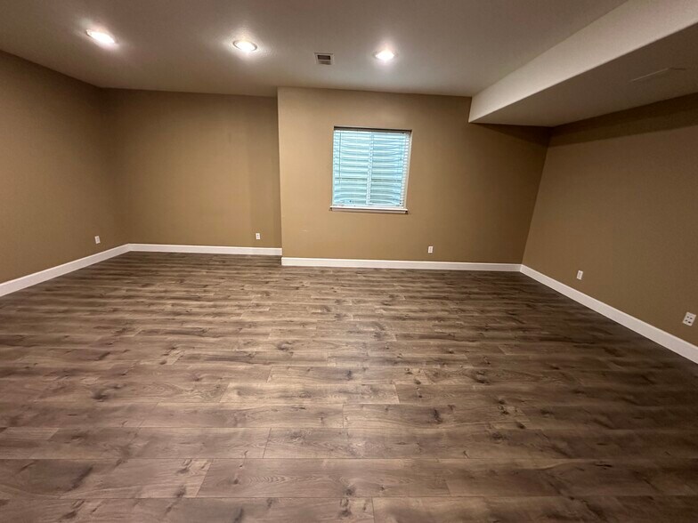 Building Photo - 8238 Hollygrape Ln