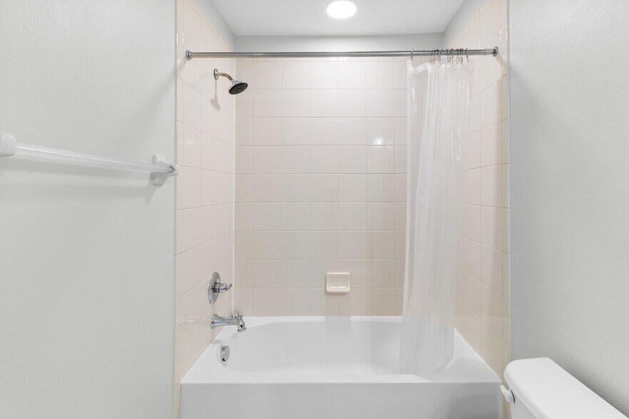 Building Photo - 5129 Bay Isle Cir