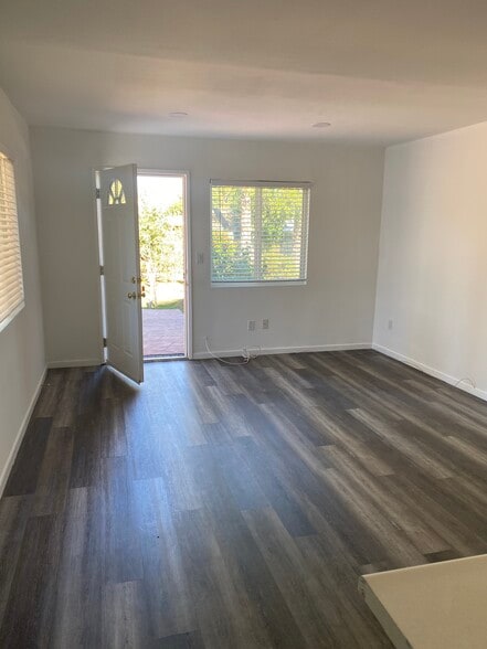 livingroom - 22829 Burbank Blvd