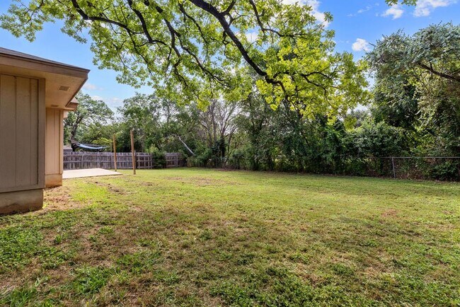 Building Photo - 506 Lakeway Dr