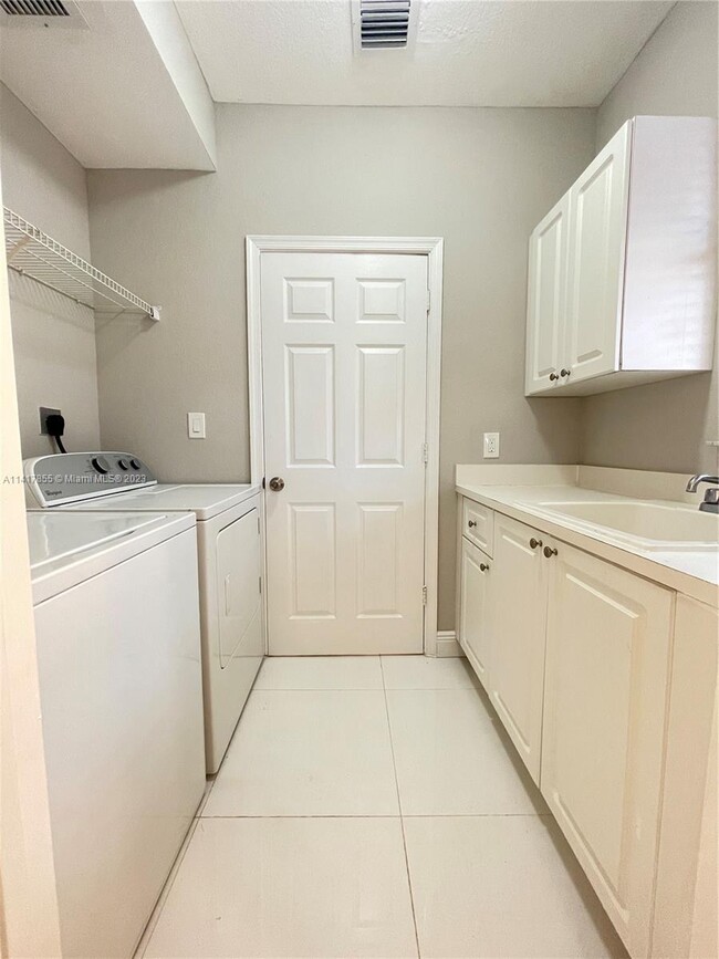 Building Photo - 6524 Hidden Cove Dr