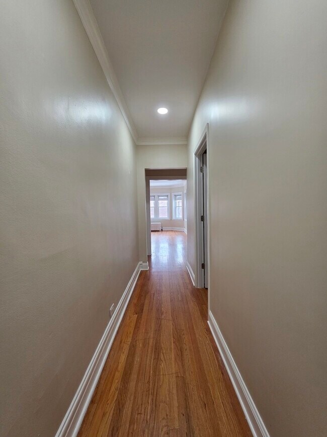 Building Photo - 4831 W Roscoe St