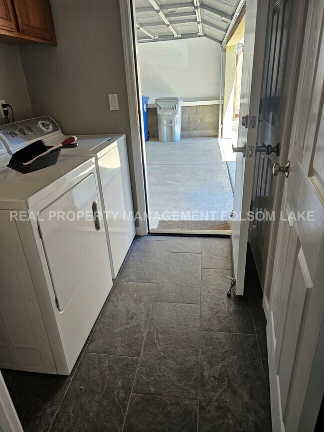 Building Photo - 3 bedrooms 2.5 bathroom split level home