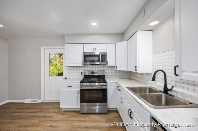 Building Photo - 945-947 Lancashire Ct SE