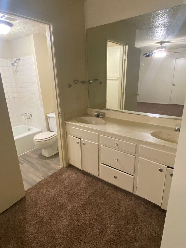 Building Photo - SPACIOUS 3 bedroom 2.5 bathroom townhome
