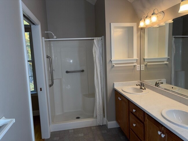 Building Photo - 13 Meadowbrook Rd