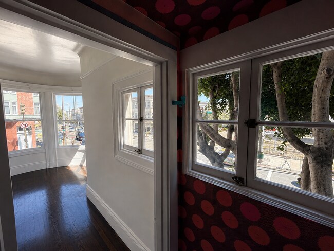 Building Photo - Luxury 3BR Victorian | Designer Home | Mission District | In-Unit Landry