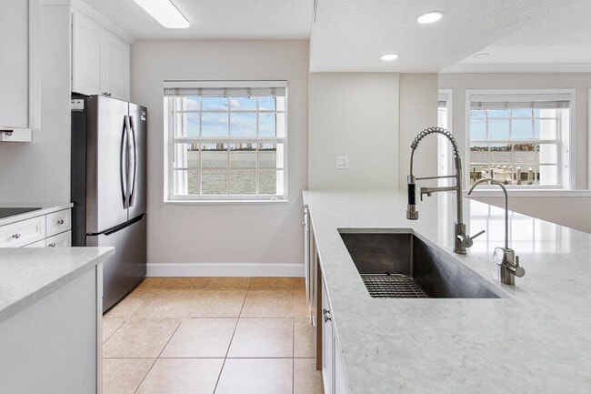 Building Photo - 1060 Lake Shore Dr