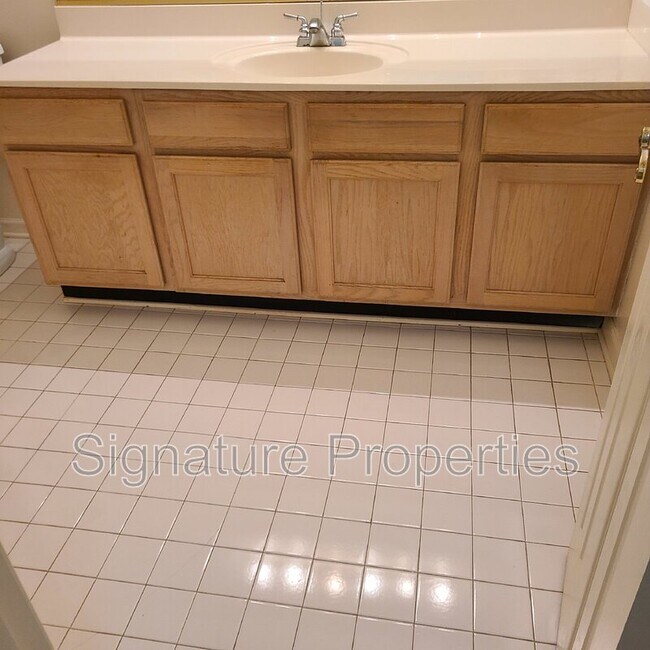 Building Photo - 830 Brassie Ln