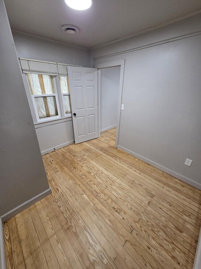 Building Photo - 832 N Leroy St