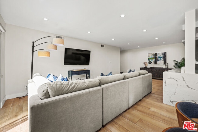 Building Photo - 1045 Kings Rd