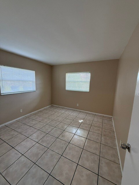 Building Photo - 3907