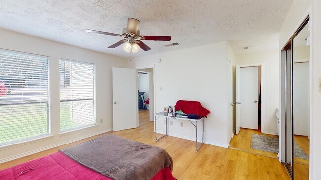 Building Photo - 1005 Spring Loop