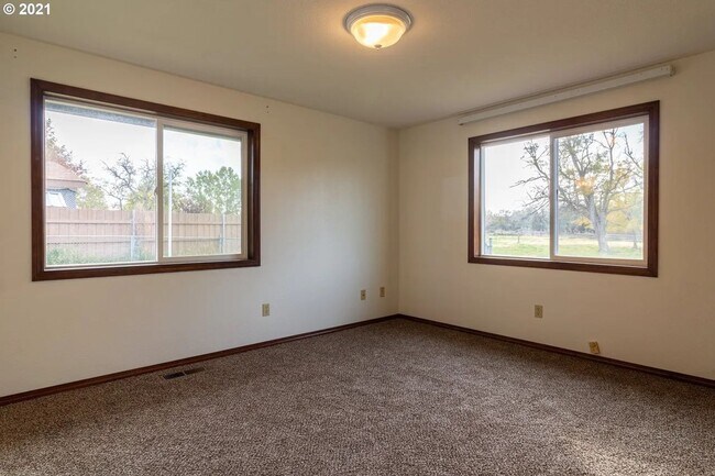 Building Photo - Beautiful Hermiston Home offers a perfect balance of comfort and convenience