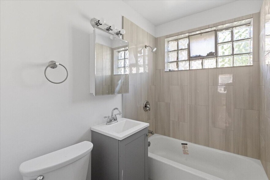 Building Photo - 6651 N California Ave