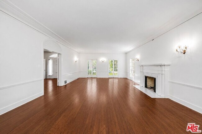 Building Photo - 809 N Bedford Dr
