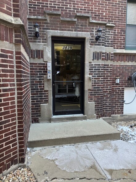 Building Photo - 3837 N Greenview Ave