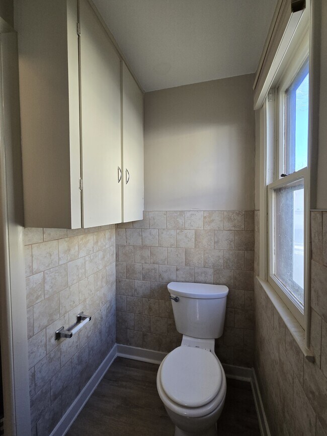 Building Photo - 517 S Vine St