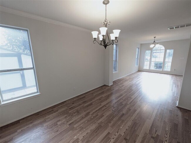 Building Photo - 303 N Carriage Hills Dr