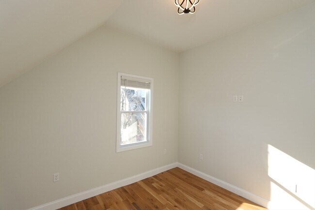 Building Photo - 14-16-16 Harriet St