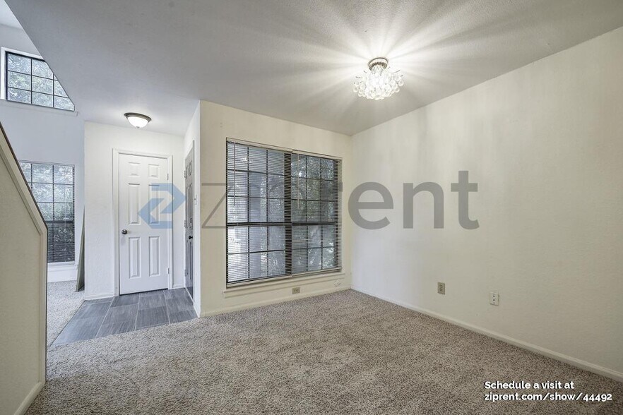 Building Photo - 1929 Pinecrest Dr