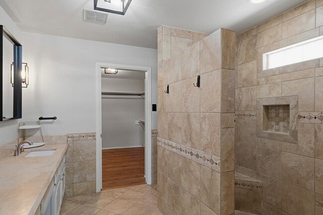 Building Photo - 21 Larkwood Ln