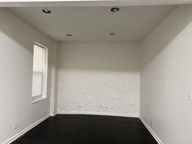 Building Photo - 823 N Jackson St