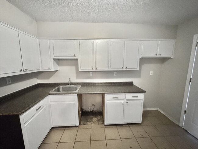 Building Photo - 1742 E Holmes Rd