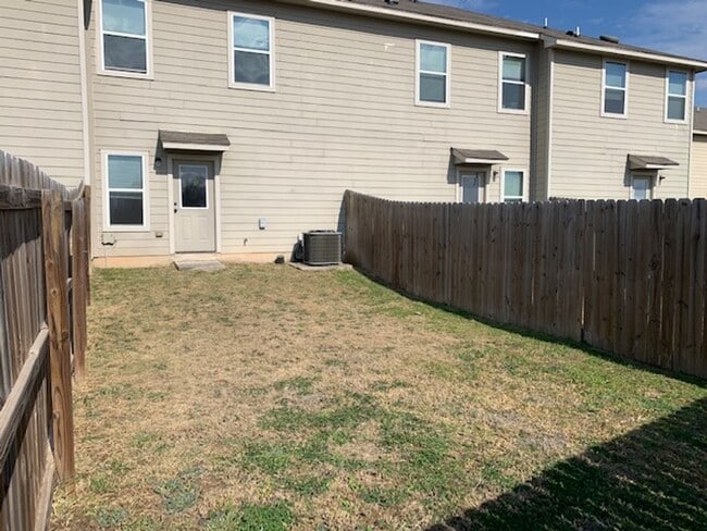 Building Photo - Town home for rent