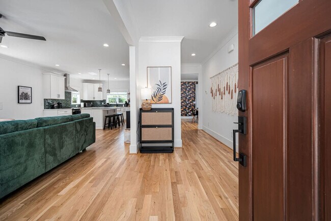 Building Photo - 2019 James St