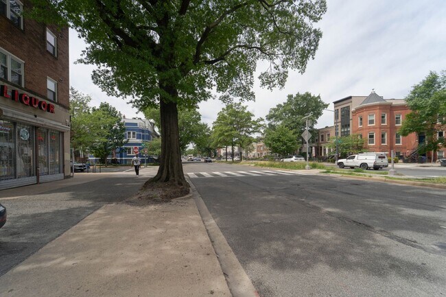 Building Photo - Spacious 1 BD 2 BA Apartment in the Histor...