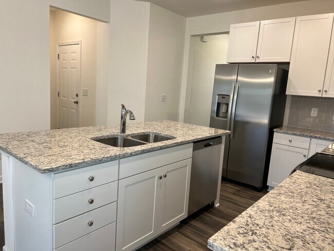 Building Photo - $1,000 Off First Full Month Rent