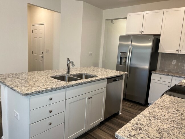 Building Photo - FREE RENT - $1000 Off First Month's Rent! ...