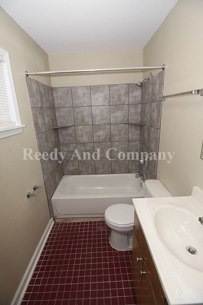 Building Photo - 324 McFarland Dr