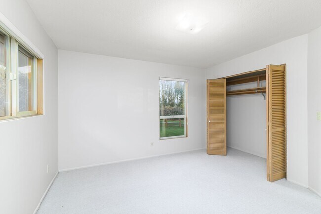 Building Photo - Expansive 5-Bedroom Lake Oswego Property N...
