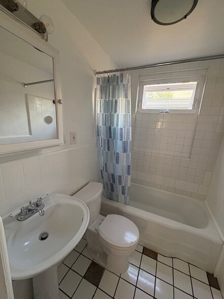 front bathroom has a tub - 663 Marine St