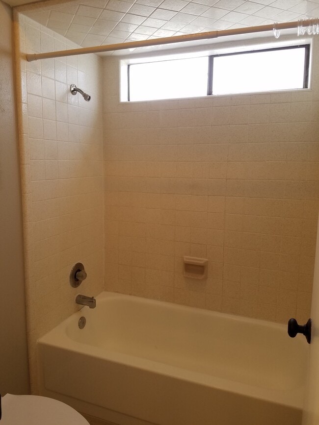 Building Photo - Adorable 2 bedroom townhome style Condo