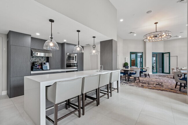 Building Photo - 100 SE 5th Ave