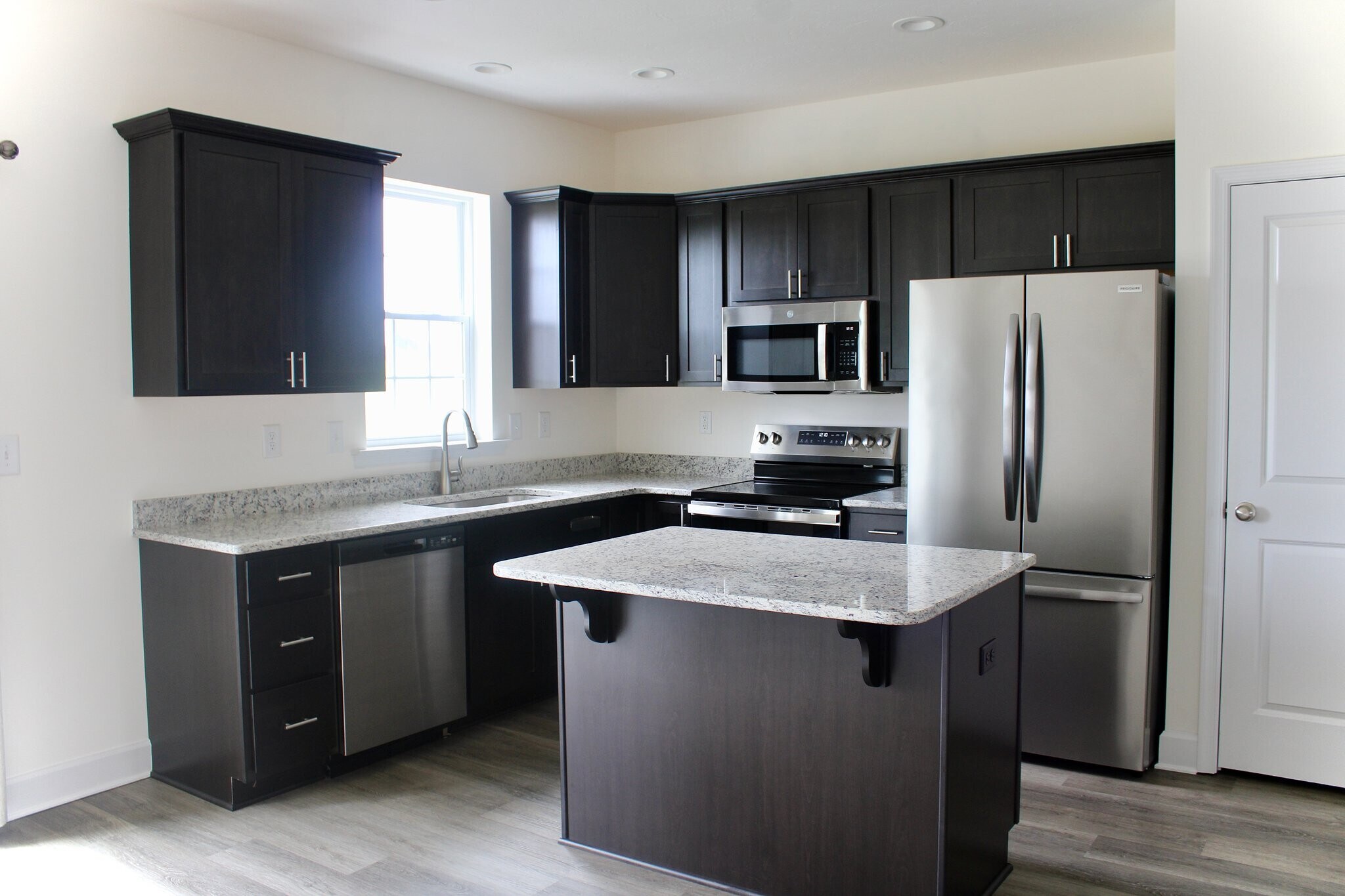Building Photo - 3764 Castle Dr