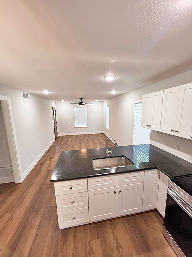 Building Photo - NIce 2 Bdrm 1 Bath Home near UNT and I-35E...