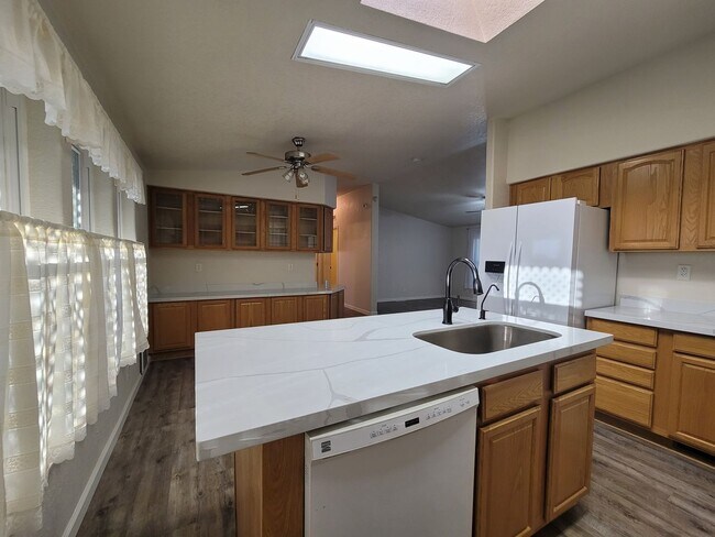 Building Photo - Updated Spacious Home in the Foothills!