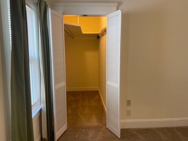 Building Photo - Wait until you see this!