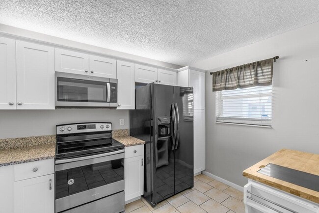 Building Photo - 2900 SW 22nd Ave