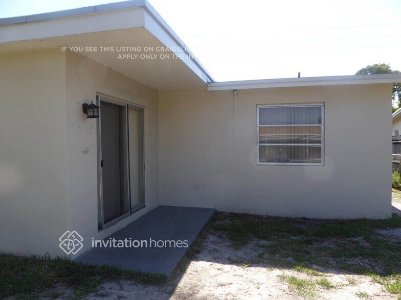 Building Photo - 2400 NW 85th Ave