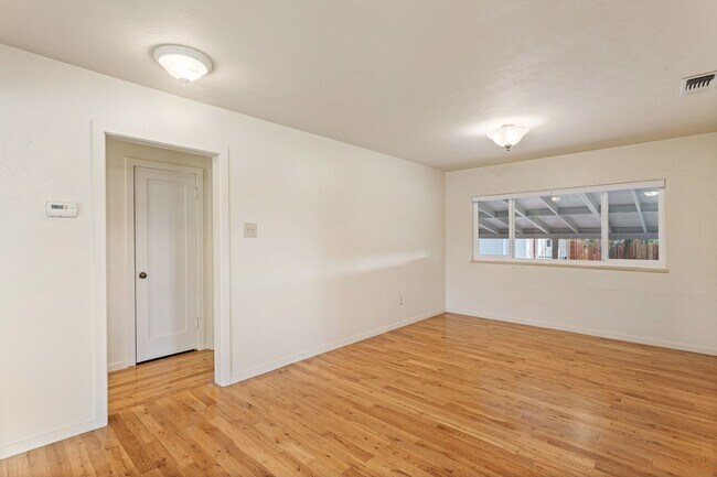 Building Photo - 12811283