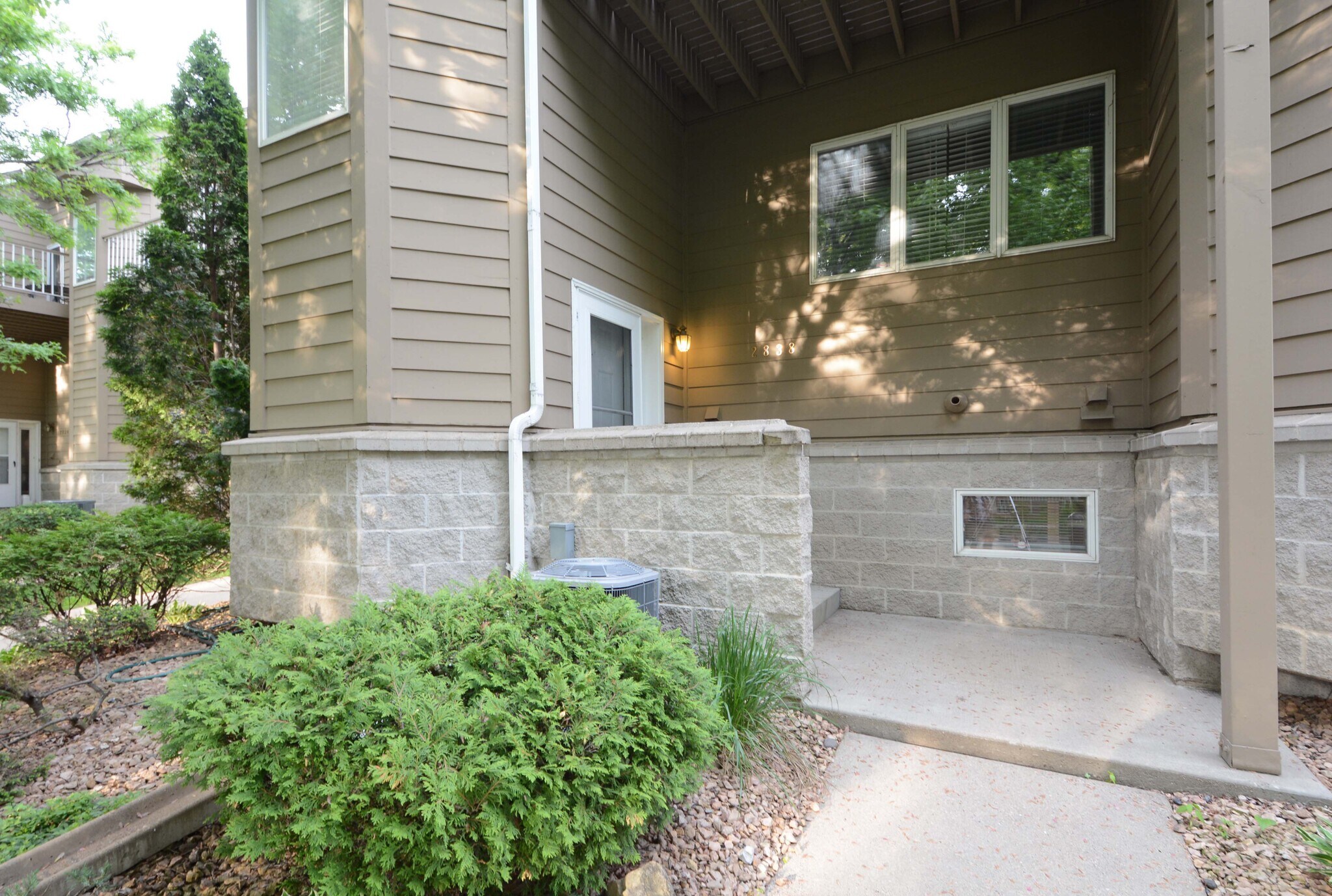 Building Photo - 2838 Kenwood Isles Dr