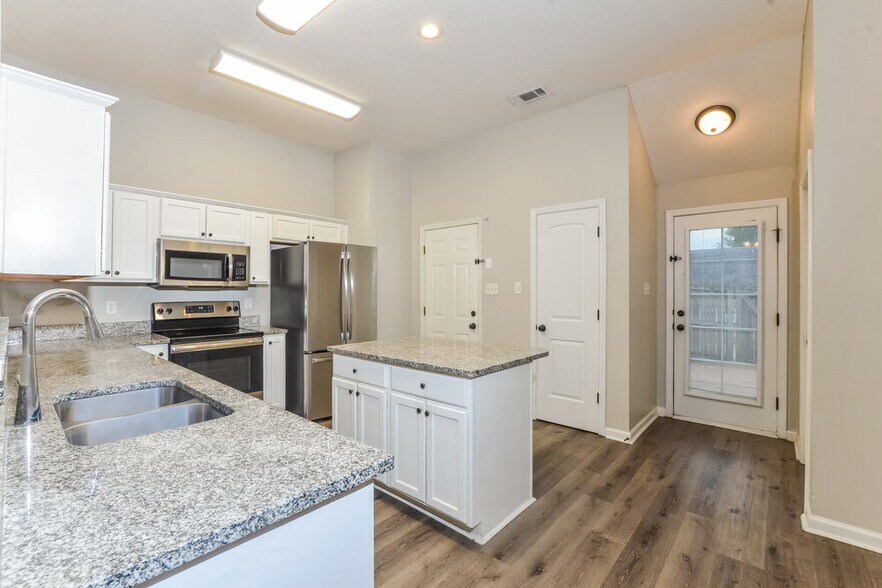Building Photo - 10253 Evening Hill Dr