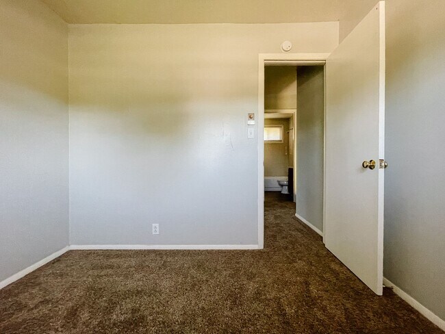 Building Photo - 8200 & 8202 W Butternut Rd