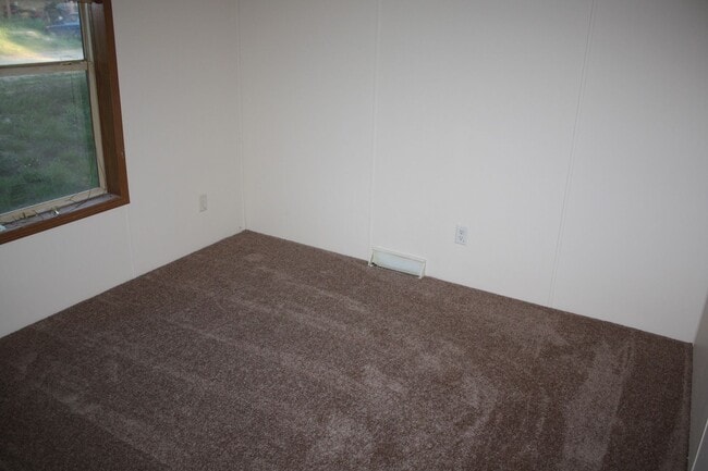 Building Photo - 4 Bedroom, 2 Full Bath home in Greenville/...