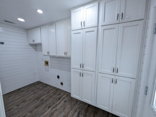 Building Photo - 8717 Sand Pine Dr